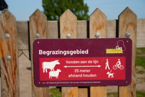 Klaphek met gebodsbord 'honden aanlijnen'